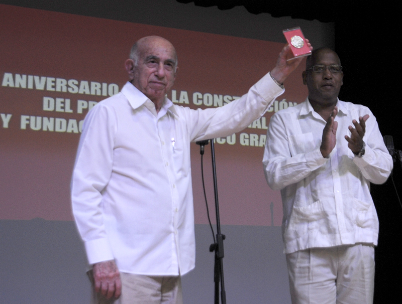 José Ramón Machado Ventura, segundo secretario del Comité Central del Partido, recibió el reconocimiento otorgado a Fidel y a Raúl. Fotos Roberto Carlos Medina