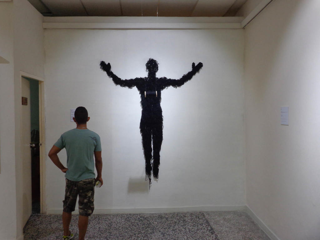 El Museo de Arte de Pinar del Río (MAPRI) presenta a los visitantes creaciones de la segunda edición del Taller Farmacia, opción colateral a la competencia. Foto: Eduardo González Martínez