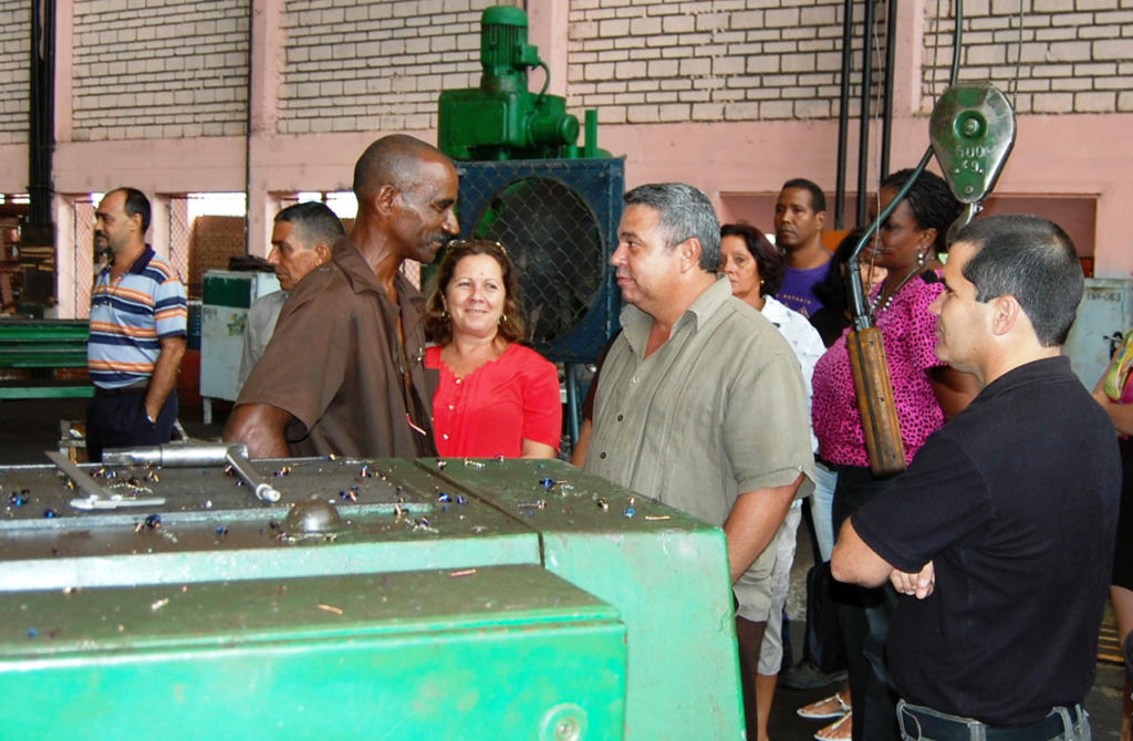 Ulises Guilarte, al dialogar con trabajadores y directivos en la empresa Oleohidráulica José Gregorio Martínez, insistió en la necesidad de explotar más las reservas potenciales de las industrias cubanas. Foto: Ramón Barreras