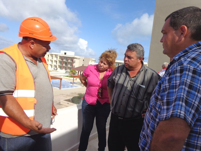 Directivos de la construcción y el turismo explicaron a Ulises que estabilizar la fuerza laboral es el mayor reto en el polo turístico de Ciego de Ávila. Foto: José Luis Martínez Alejo