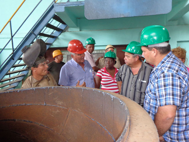 Vidal Martín, director del central azucarero Ciro Redondo, explicó a Ulises sobre el mejoramiento de las condiciones de trabajo, con vistas a la próxima zafra. Foto: José Luis Martínez Alejo
