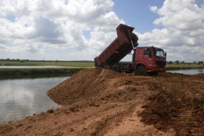 Ejecutan reparaciones en el canal magistral Zaza