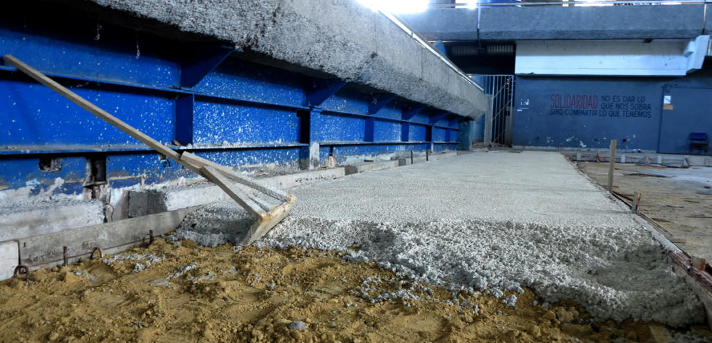 La intermitencia en las entregas de hormigón ha sido una de las causas principales del retraso en la obra. Fotos: Julio Batista Rodríguez.