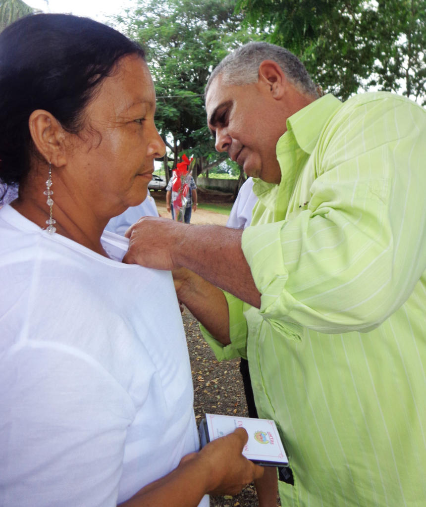 Néstor condecora a una avileña consagrada al perfeccionamiento de la Empresa Estatal Socialista. (Foto: Del autor)