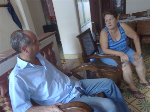 Ernesto conversa con Rosa para afiliarla a su sección sindical. Foto: Lourdes Rey