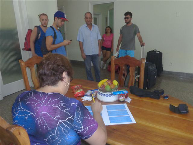 Ernesto atiende a los clientes y los orienta sobre los lugares históricos y culturales que pueden visitar en el territorio. Foto: Lourdes Rey
