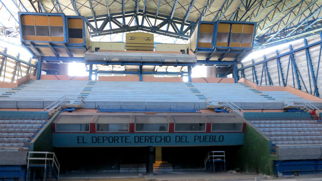 Tras finalizar con el ensamblaje del tabloncillo, nuevas inversiones en la sala estarán dedicadas a restablecer las gradas, la cubierta y otras instalaciones.