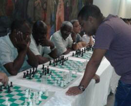 El GM Isam Ortiz frente a los sindicalistas. Foto del autor