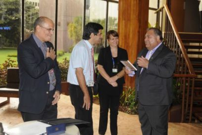 Visita presidente de Nauro centro de biotecnología cubano