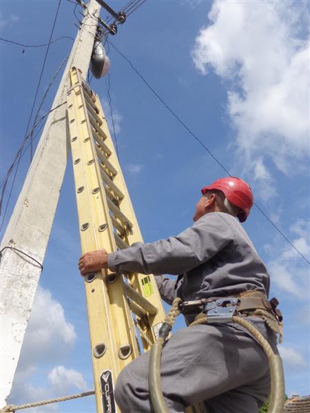Fuerzas de la Empresa Eléctrica trabajaron intensamente para eliminar las zonas de bajo voltaje, un planteamiento histórico del Consejo Popular.