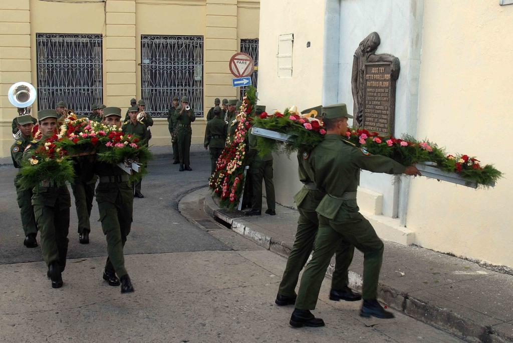 Entre las ofrendas depositadas estuvieron las del Líder histórico de la Revolución Fidel Castro, y el presidente de los Consejos de Estados y de Ministros, General de Ejército Raúl Castro. Foto Miguel Rubiera Jústiz