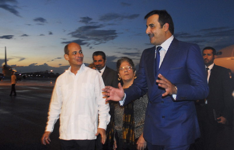 Recibimiento del Emir de Katar Jegue Ganinir Bin Hamaa por Rogelio Sierra, viceministro de relaciones exteriores. Foto : Agustín Borrego