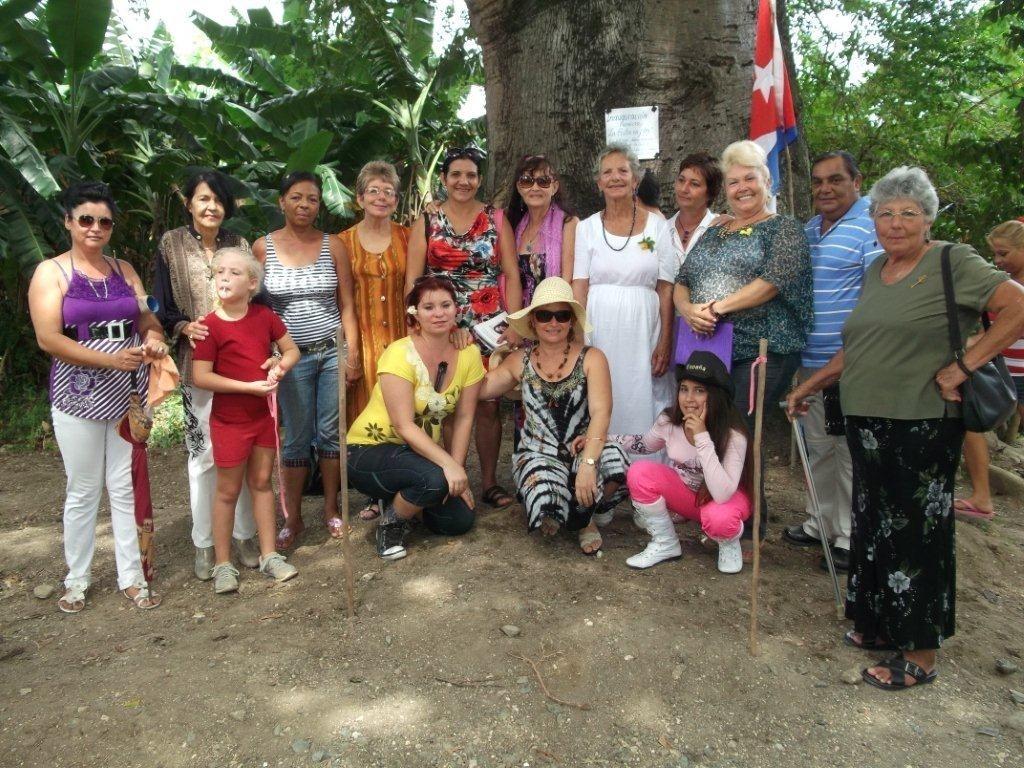 En un encuentro de años anteriores, junto a un grupo de participantes, aparece la escritora Odalys Leyva, la quinta de izquierda a derecha.