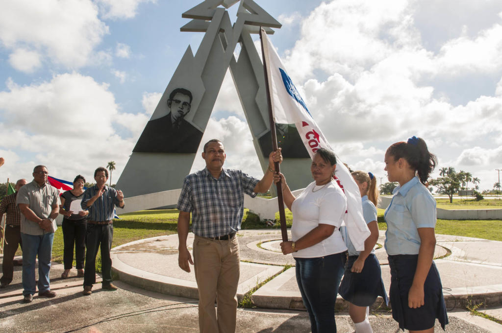 La delegación pinareña que asistirá a la Primera Conferencia Nacional de los trabajadores del Sindicato Nacional de la Educación la Ciencia y el Deporte fue abanderada este jueves. Foto: Eduardo González Martínez