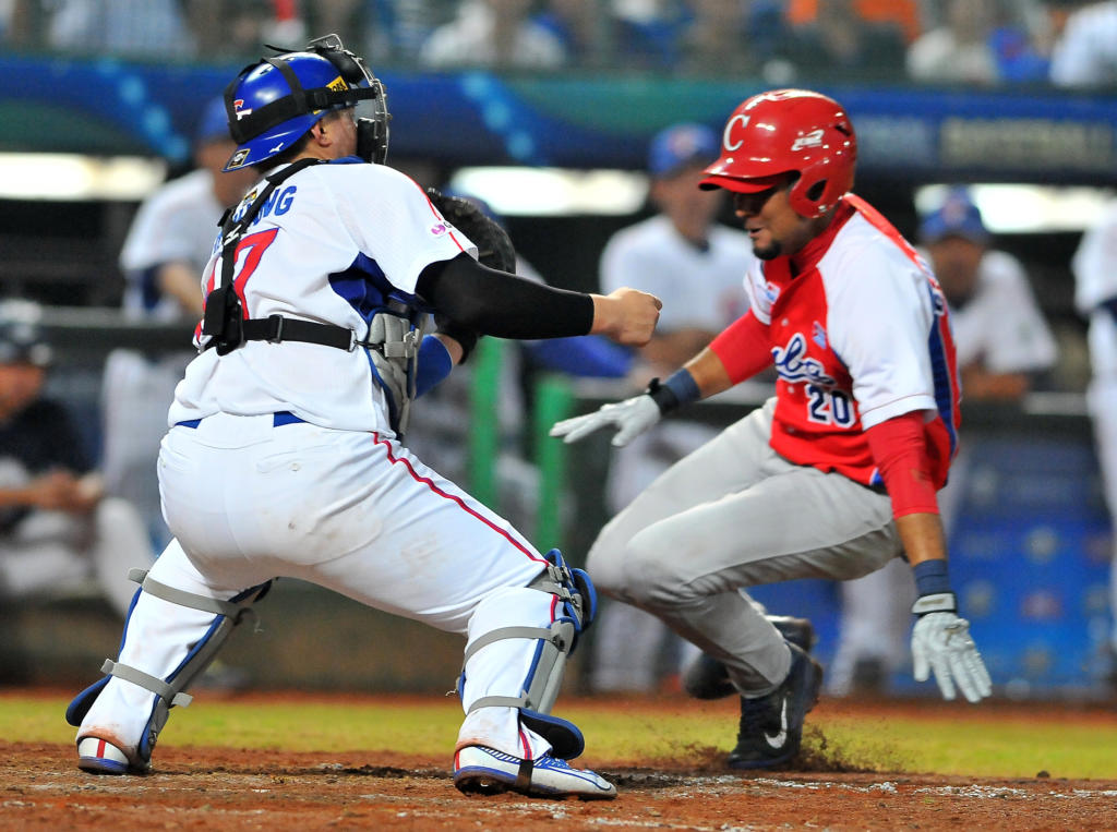 Jugada en home donde es puesto out Yuniesky Gurriel. Foto: Ricardo López Hevia