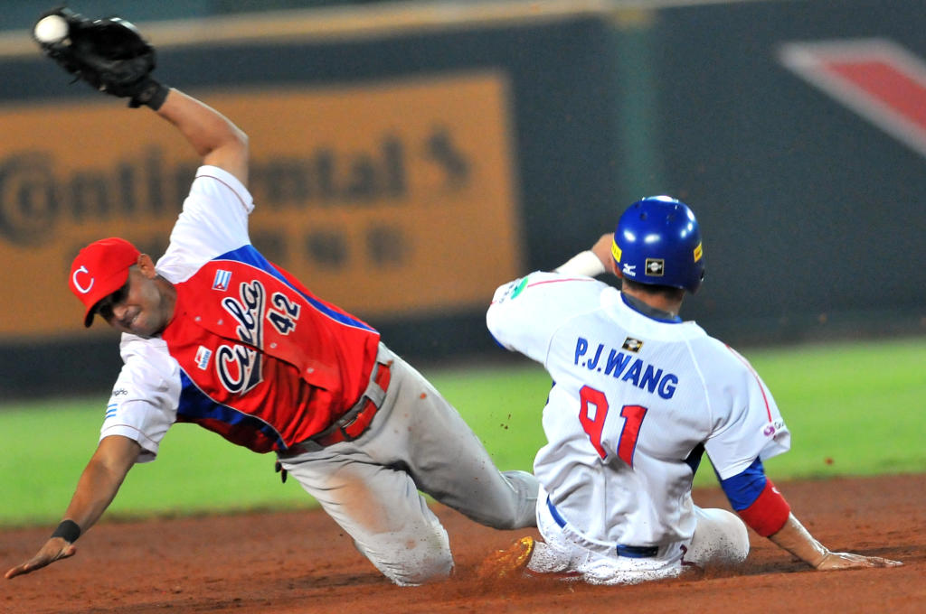 Cuba - Taipei de China. En la jugada, el torpedero Yordan Manduley. Foto: Ricardo López Hevia