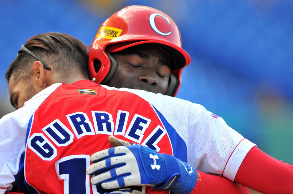 Stayler Hernández y Lourdes Gourriel disfrutan de la victoria contra Holanda. Foto: Ricardo López Hevia