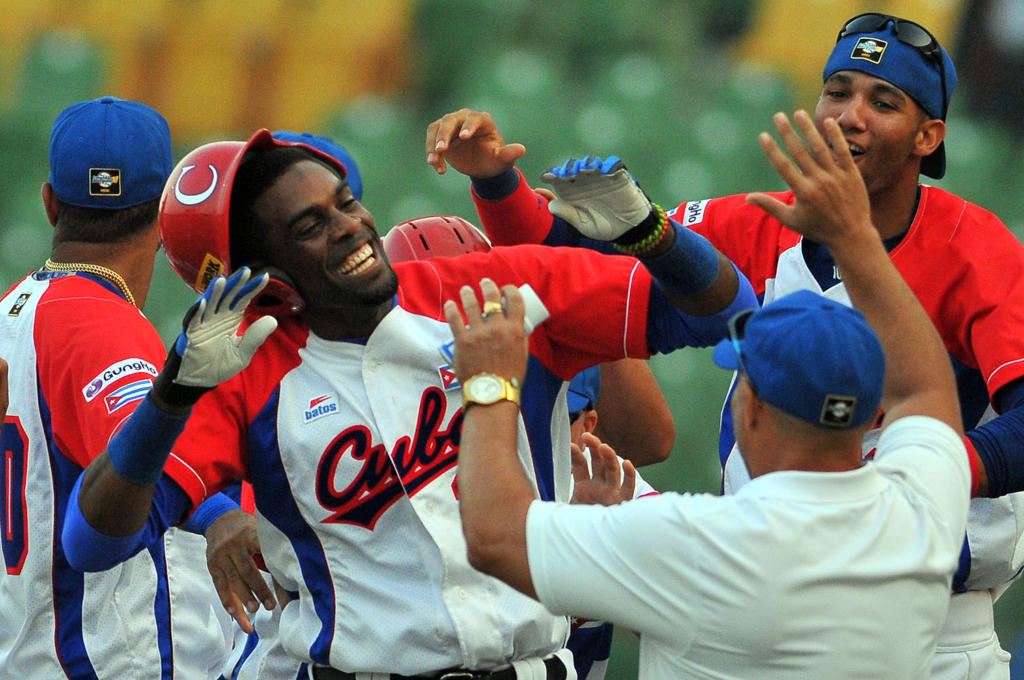 Yasiel Santoya festeja junto a sus compañeros la victoria que clasifica a Cuba para la segunda fase. Foto: Ricardo López Hevia