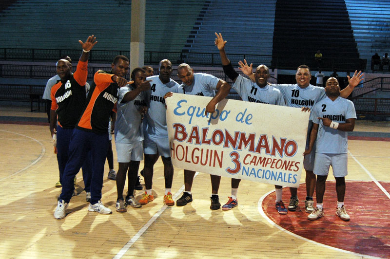 La plantilla holguinera festeja sus tres coronas consecutivas tras derrotar a La Habana.Foto: César A. Rodríguez