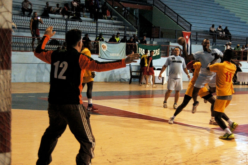 Holguín y Matanzas protagonizaron para muchos una verdadera "final adelantada" en la cuarta fecha del certamen. Foto: César A. Rodríguez