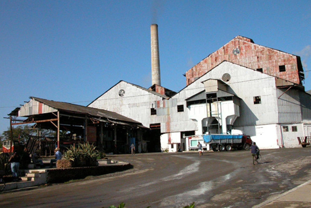 El central Elpidio Gómez, de la provincia de Cienfuegos, antes de paralizar su maquinaria. / Foto: Periódico CINCO de Septiembre