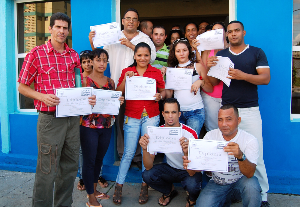 Los participantes en el curso recibieron diplomas de reconocimiento por la actitud mantenida. Foto: Barreras Ferrán