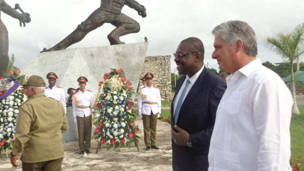 El general Cándido Van Dunen y Miguel Díaz Canel. Foto: Juanita Perdomo