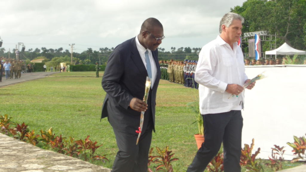 El general Cándido Van Dunen y Miguel Díaz Canel. Foto: Juanita Perdomo