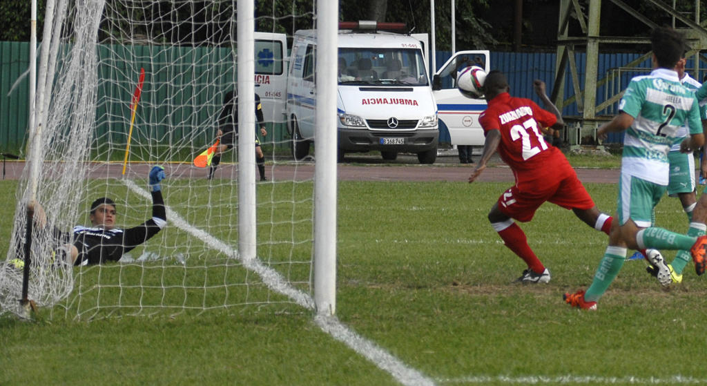 Zuaznábal no encontró problemas para empujar dentro el balón y sentenciar la victoria cubana. Fotos: Abel Rojas Barallobre.