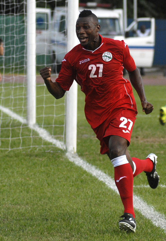 Zuaznábal celebra la anotación en el minuto 90.