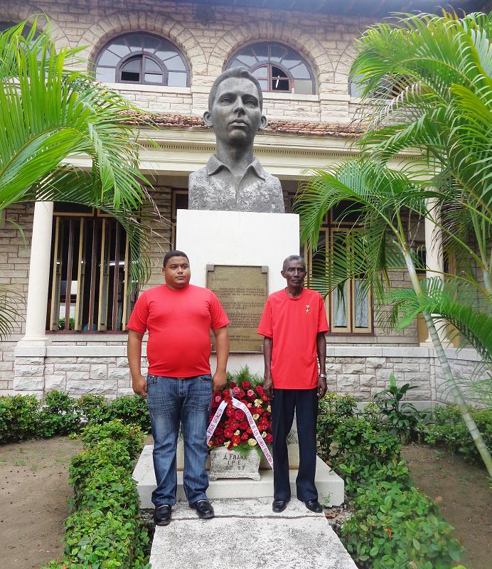 Previo al abanderamiento los miembros de la delegación santiaguera depositaron una ofrenda floral junto al busto que recuerda a Frank País García, líder del Movimiento 26 de Julio. Foto: Betty Beatón