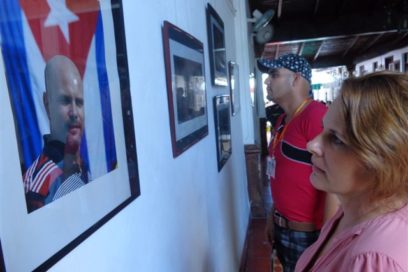 Inaugurada en Holguín exposición El amor todo lo puede
