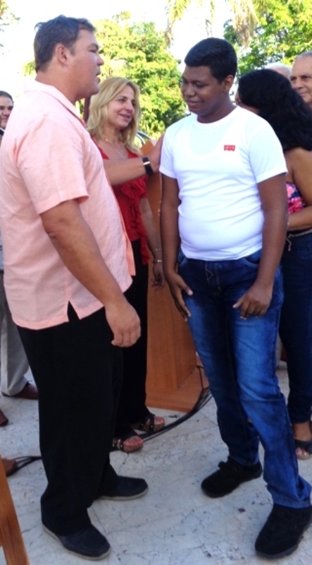 Yoandro guarda como una reliquia los recuerdos de su encuentro con el Héroe de la República de Cuba Ramón Labañino. Foto: Jorge Pérez Cruz