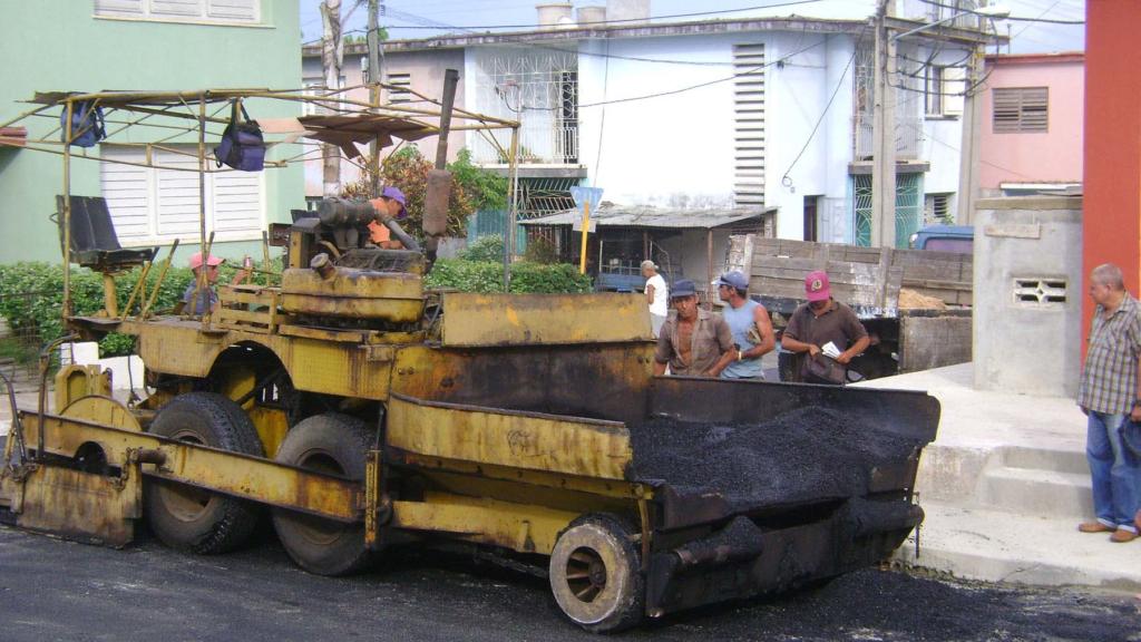 Gracias a los innovadores en la provincia se mantienen trabajando viejos equipos como esta Pavimentadora Ristter de 1948