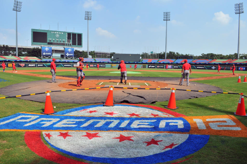 Entrenamiento del equipo Cuba previo a la inauguración del Premier 12. Foto: Ricardo López Hevia