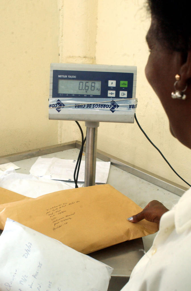 Los envíos postales que no exceden de 1,5 kilogramos están exentos de pagos aduanales. Foto: José Raúl Rodríguez Robleda