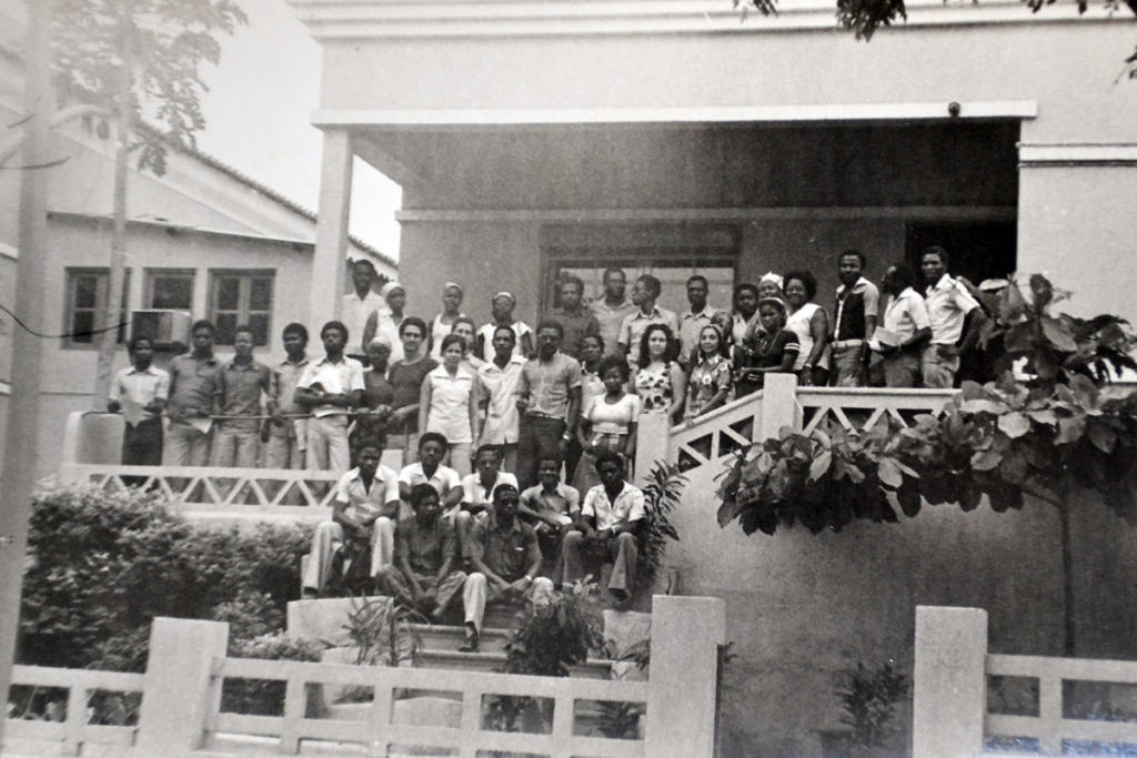Alumnos y profesores de la Escuela Formadora de Cuadros de la Educación, cuya creación contó con la ayuda de los colaborador0es cubanos. Foto: Cortesía de la entrevistada