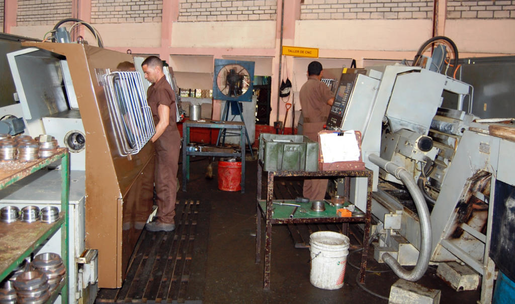 La empresa oleohidráulica de Cienfuegos cuenta hoy con tres máquinas de mando numérico. Foto: Ramón Barreras