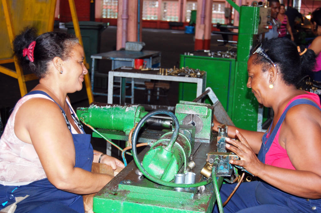 Mujeres en la producción de las mangueras hidráulicas. Foto: Ramón Barreras