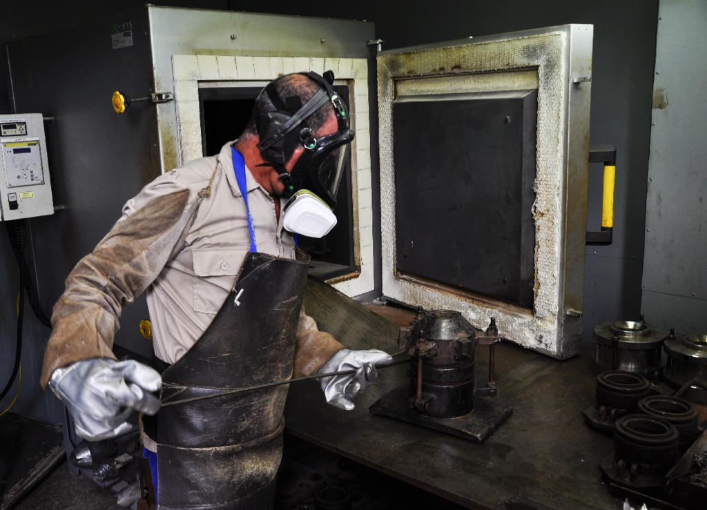 En el taller de esta institución se fabrican los moldes utilizados para fabricar los contenedores que sirven de blindaje a los elementos radiactivos. Foto: Cristian Domínguez