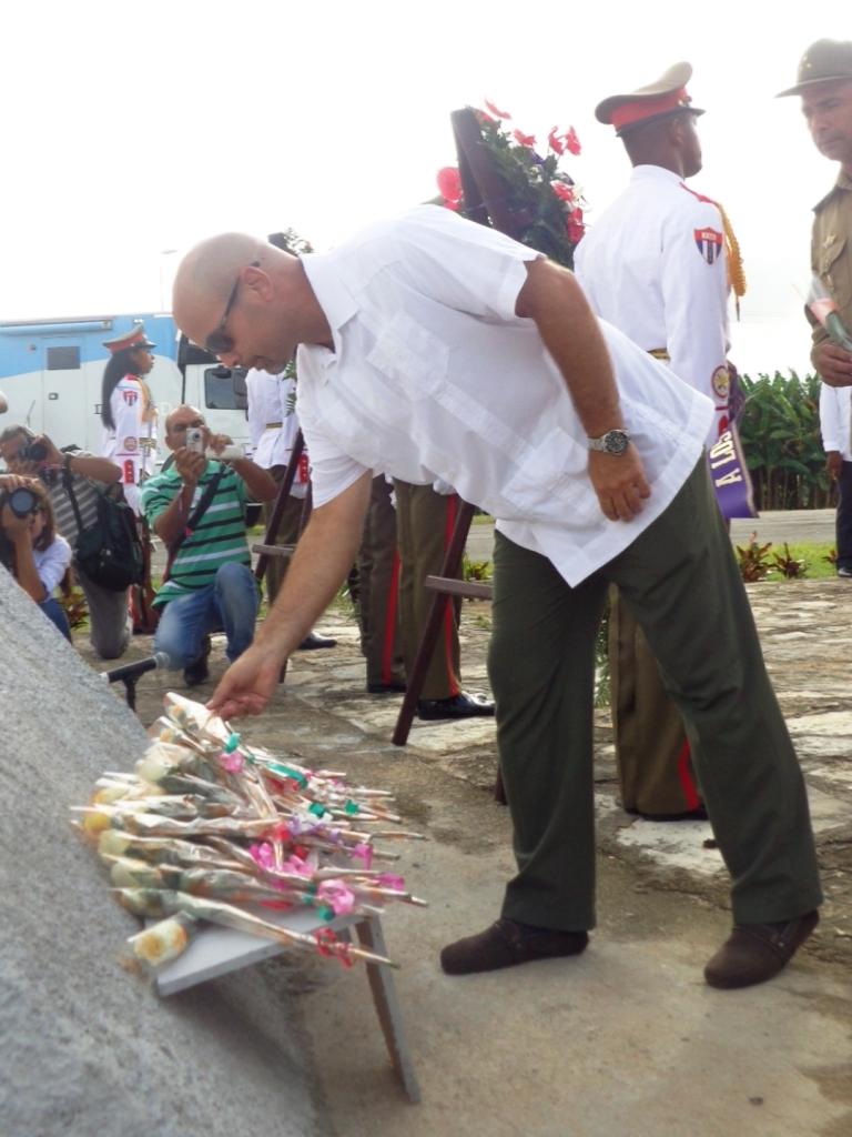 Gerardo Hernández Nordelo rinde homenaje al pie del monumento al Esclavo Rebelde. Foto: Noryis