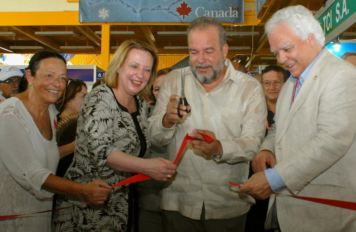 El Ministro cubano de Turismo, Manuel Marrero, y la titular de relaciones internacional de la provincia de Quebec, Christine St-Pierre, cortan la cinta que deja inaugurado el pabellón del país norteño. Foto: Heriberto González Brito
