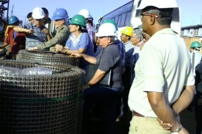 Ramiro Valdés  a pie de obra de la nueva planta de ácido sulfúrico en Moa