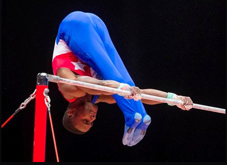 Manrique Larduet obtuvo bronce en la barra fija y ganó el boleto olímpico directo.