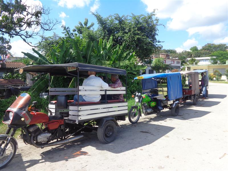 La falta de un parqueo oficial ha ocasionado molestias a estos trabajadores por cuenta propia. | Foto: Elisdany López Ceballos