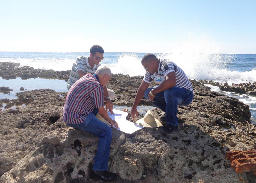 En el sitio donde estará la obra de captación especialistas de la Proyectos Hidráulicos repasan momentos de la inversión.  GUIA: Planta desalinizadora de agua de mar. Foto: Betty Beatón Ruiz 
