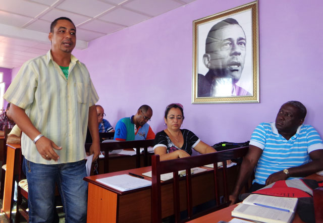 Ramil Contreras explicó que el excesivo gasto material incidía en las afectaciones salariales en la Empresa de Aseguramientos a la Salud. Foto: José Luis Martínez Alejo