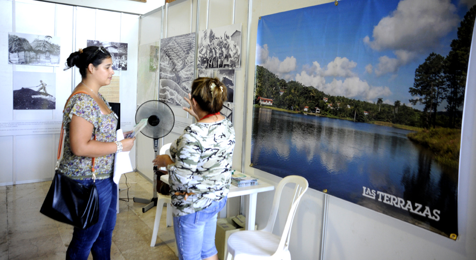 El stand del Complejo Las Terrazas muestra momentos significativos de la historia de esa localidad