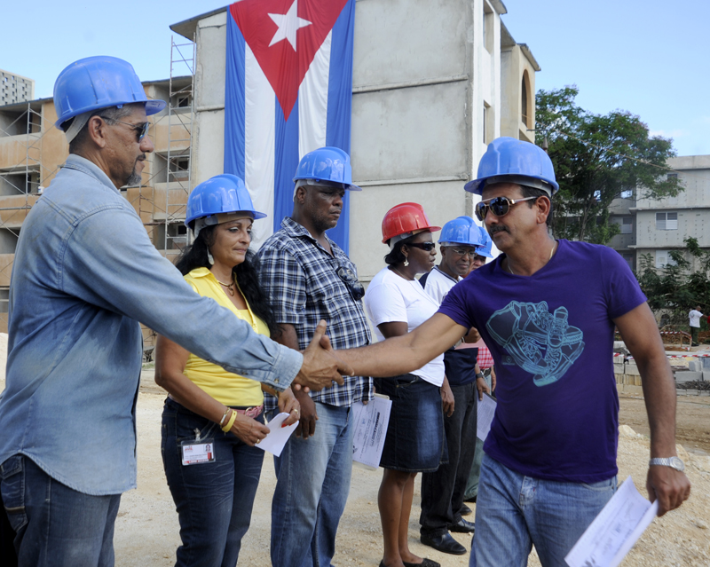 En el acto fueron homenajeados trabajadores destacados en el cuidado de la seguridad y salud como Jorge Luis Guerreiro Leyva, que con más de dos décadas en el sector afirma orgullos que no ha sufrido accidentes. Foto: Roberto Carlos Medina