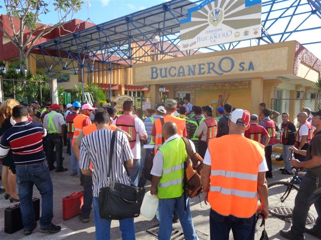 Trabajadores de Bucanero participaron en el lanzamiento de la convocatoria. Foto: Manuel Valdés
